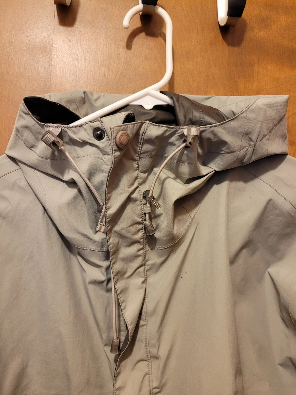 Cabela's Men's GORE-TEX Hooded Jacket Waterproof Outdoor Rain Shell - product detail image 3