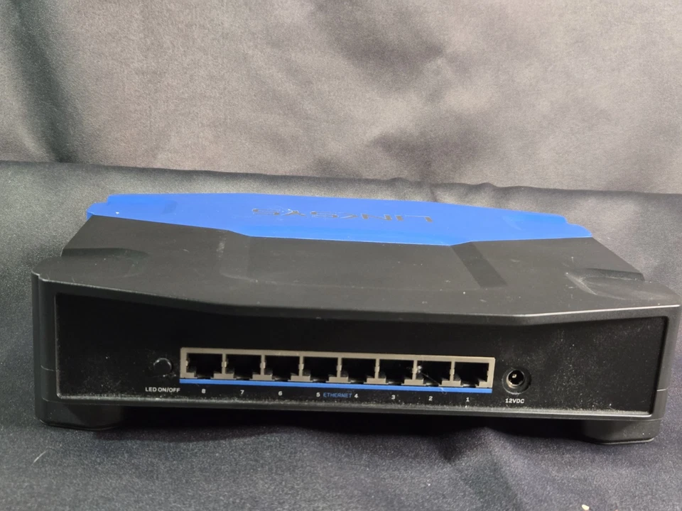 Linksys SE4008 WRT 8 Gigabit Port Ethernet Switch No Power Cord - Image 3 of 4