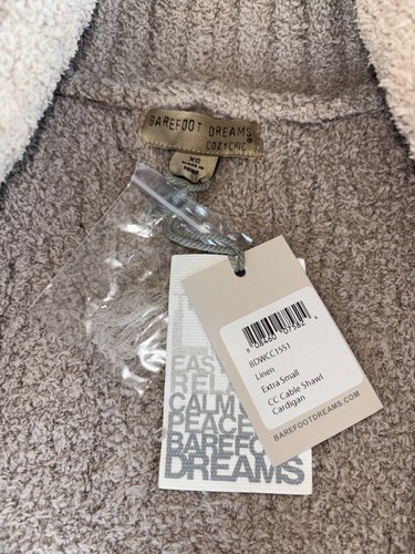 $198 NUEVO CON ETIQUETAS BAREFOOT DREAMS CozyChic Mantón con Cable Cárdigan Taupe DELICIOSO HALLAZGO RARO XS - Imagen 9 de 15