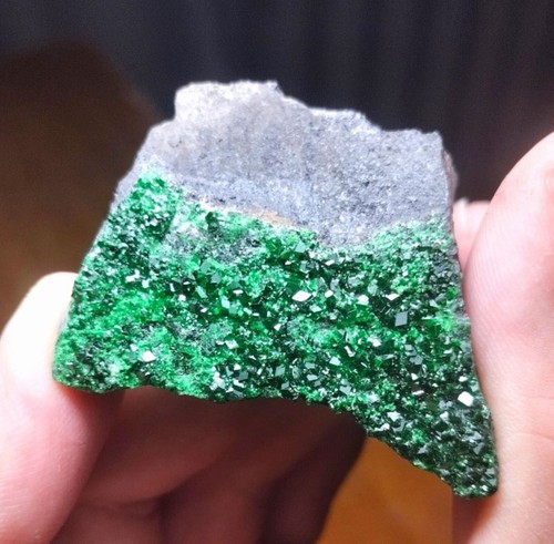 Hermosos cristales de Uvarovita sobre cromita! - Imagen 2 de 3