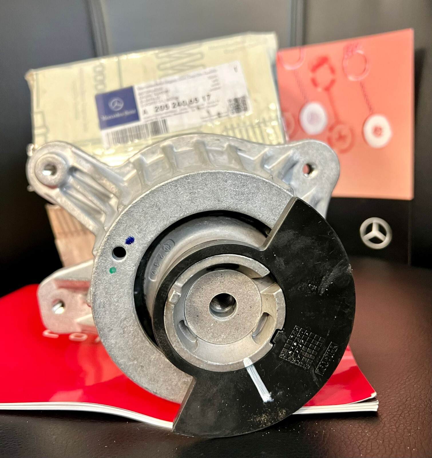 Original Mercedes Benz C W205 C200 Right Side Engine Mount 