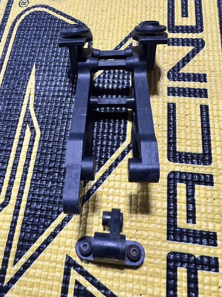 Conjunto de soporte de alerón trasero OFNA 40027 para Ravager 4.6/Violator 9.5. Usado. Foto 3 de 4