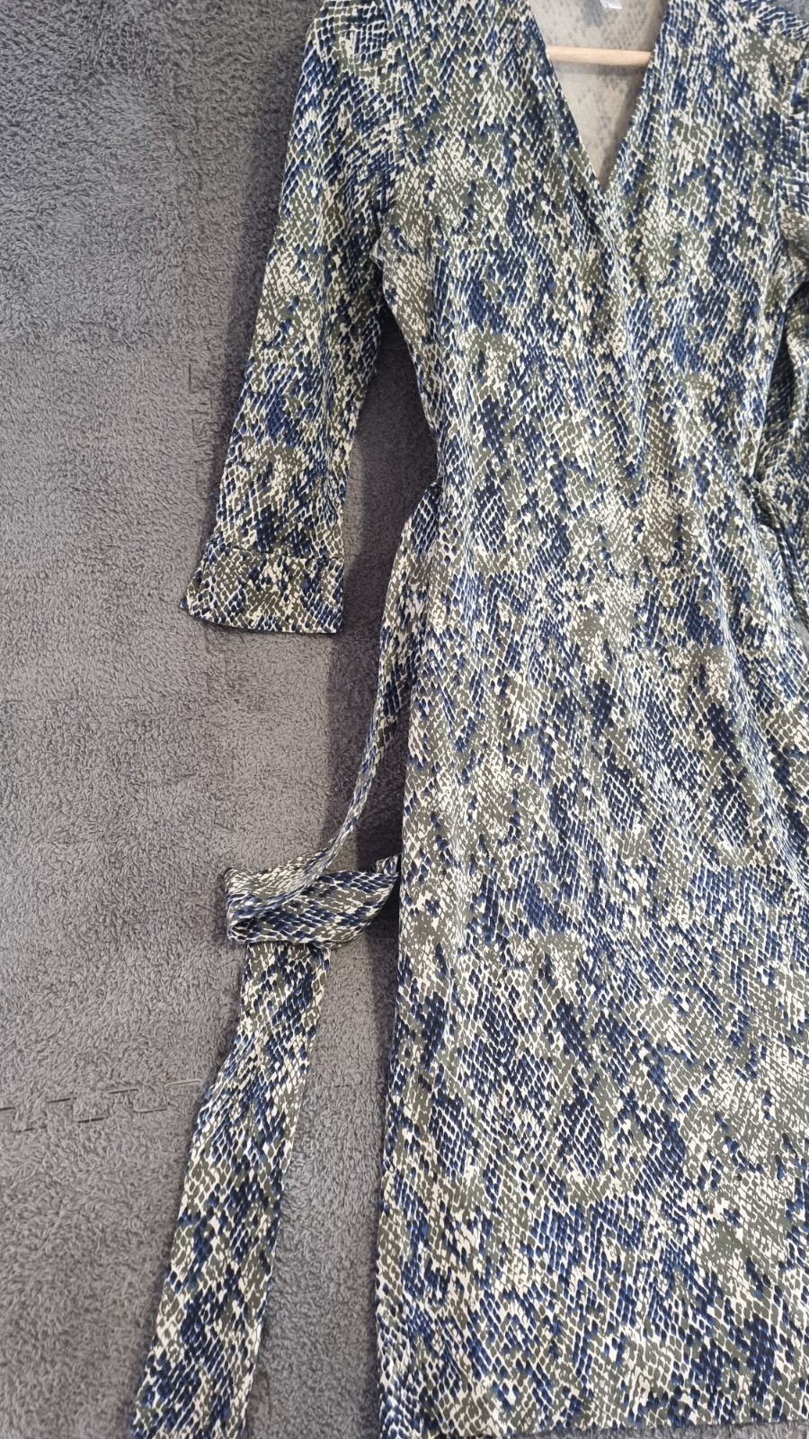 Diane von Furstenberg DVF 100% Silk Wrap Midi Dress Animal Print UK 8 V Neck image 6