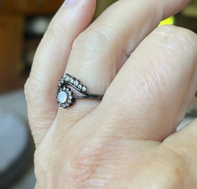 NUEVO CON ETIQUETAS Joyas Fragantes Tono Negro FLORES DE LUNA Imitación OPAL Cristal Piedra Anillo Talla 7 Foto 2 de 4