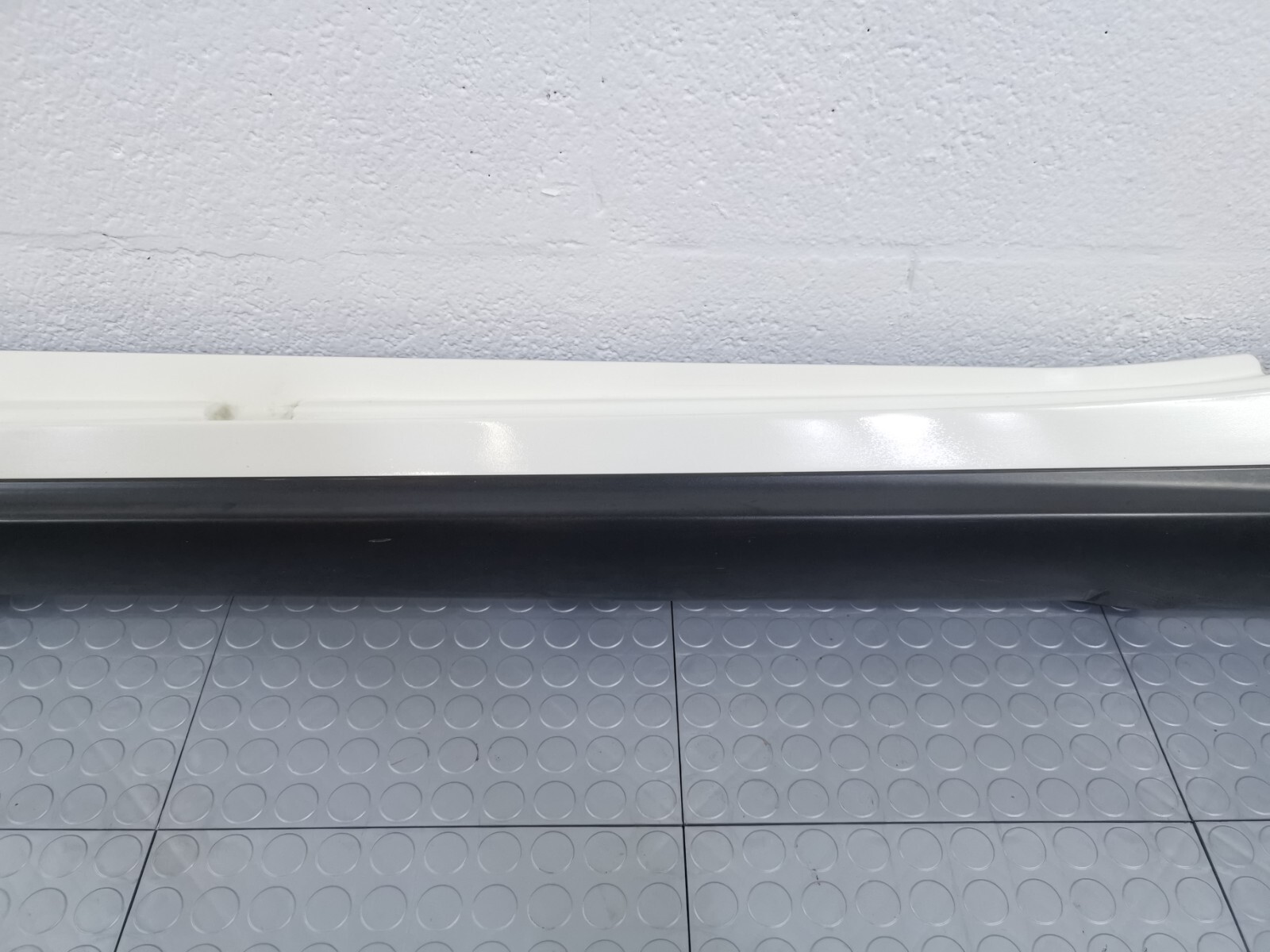 14-19 MASERATI QUATTROPORTE S Q4 LEFT DRIVER SIDE SKIRT WHITE MOLDING
