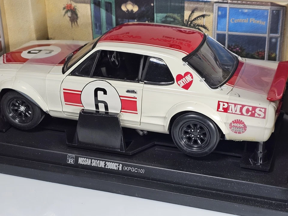 Kyosho 1:18 Nissan Skyline 2000 GT-R Racing Nº 6 Blanco/Rojo Foto 4 de 4