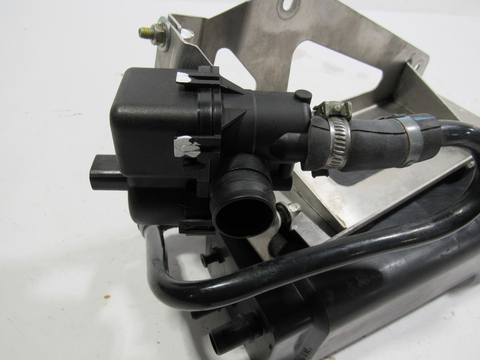 02-06 Maserati Coupe GT 2004 Fuel Gas Vapor Charcoal Reservoir Canister ;