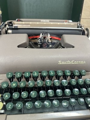 Vintage SMITH CORONA SILENT PORTABLE TYPEWRITER - IN CASE