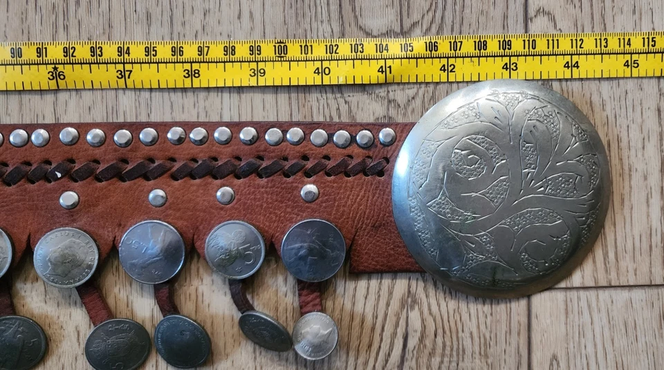 Cinturón de cuero vintage con monedas hecho a medida para mujer Foto 3 de 4