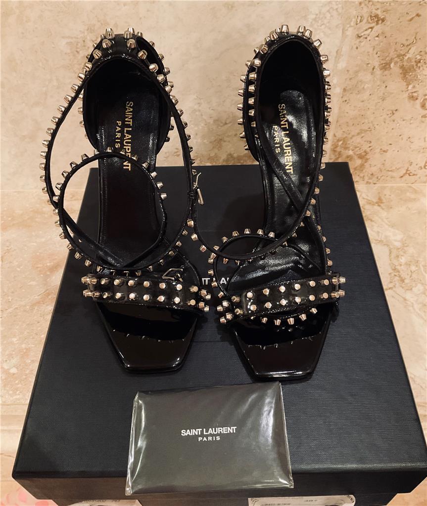 Sandali neri in pelle verniciata cinturino alla caviglia Saint Laurent borchie argento taglia 38 5