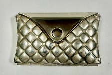 Kompakter Geldbörsenspiegel mit Etui, 3 1/2” x 2 1/2”. 5 1/2“ geöffnet. Steppmuster.