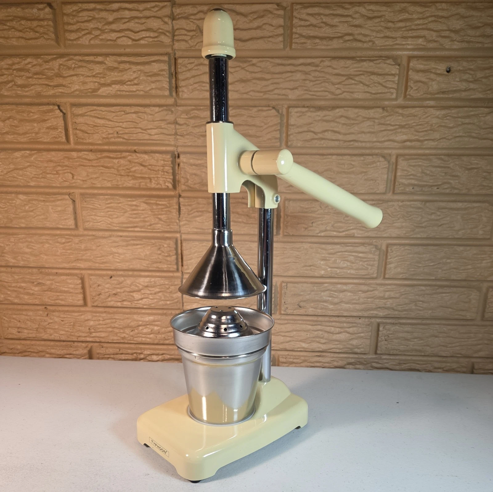 Typhoon Stainless Steel Hand Citrus Press Manual Fruit Juicer Bar Cream Retro
Opens in a new window