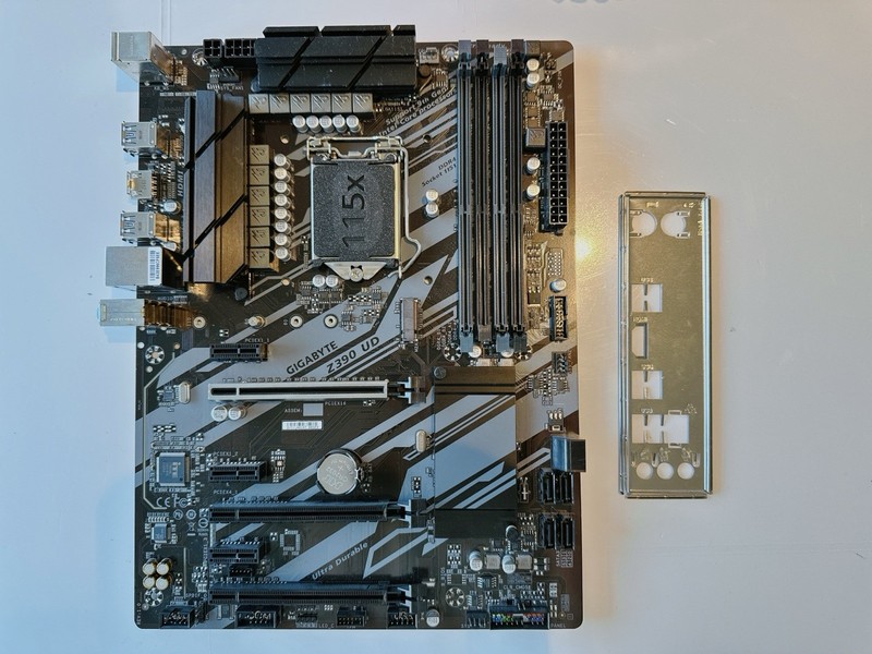 GIGABYTE Z390 UD Motherboard w/ I/O LGA 1151 Intel Z390 4×DDR4 ATX HDMI M.2 Core