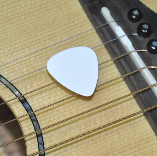 100pcs 0.71mm Medium Guitar Picks Plectrums Celluloid No Print Solid White - Picture 2 of 4