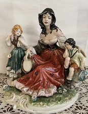 Statuina Capodimonte mamma e figli artista Meneghetti firmata 12,5”X12” usata in ottime condizioni
