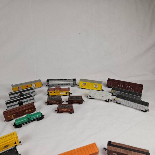 Big Lot Of 66 N Scale Box/Freight cars, Locomotive, caboose & Reefers PARTS ONLY - Picture 9 of 13