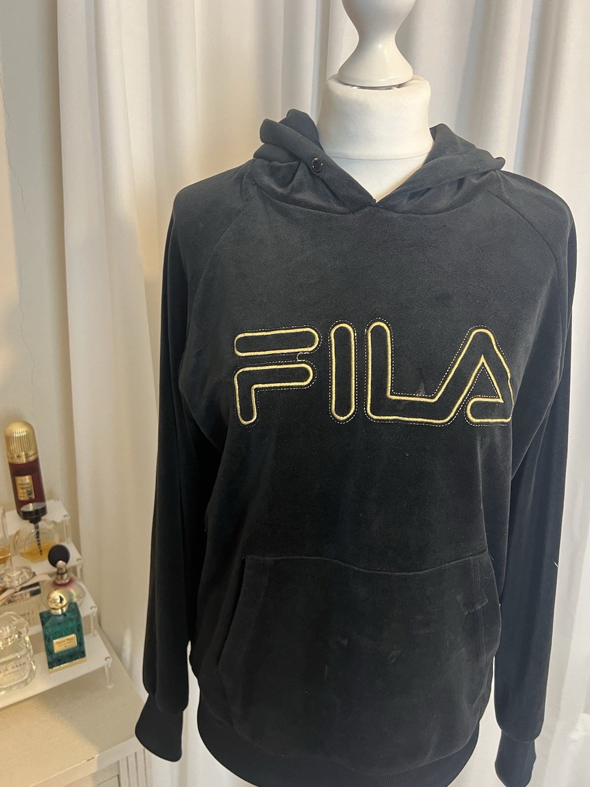 Felpa con cappuccio Fila nera e oro logo taglia 12 difettosa