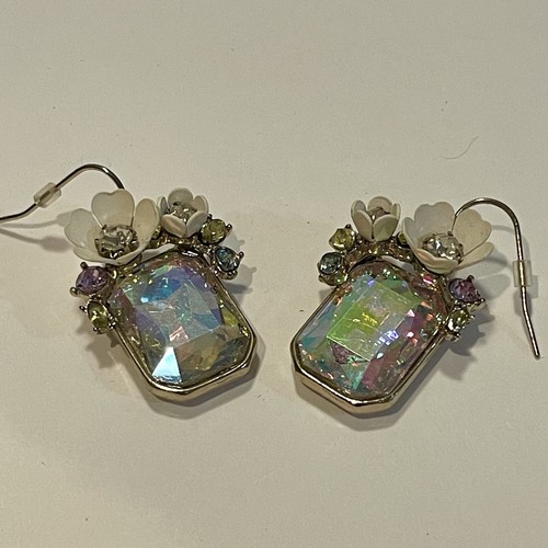 Betsey Johnson White Flowers Aurora Borealis Crystal Earrings Whimsy 1.25” NWOT - Picture 3 of 6