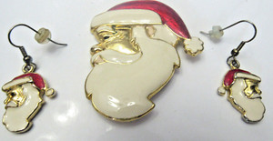 Authentic Gold-plated 2" x 1 3/4" Santa Brooch Pin with matching piereced earrings 28 g.