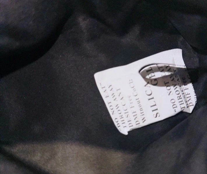 Bolsa de cosméticos de maquillaje de terciopelo negro Dior con doble cremallera plateada | Nueva en caja Foto 3 de 3