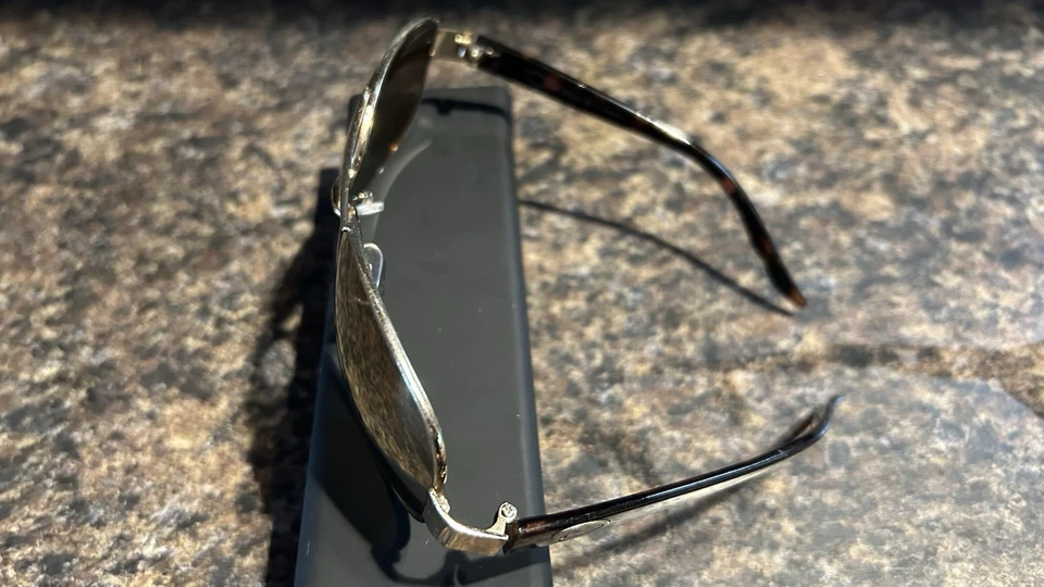 Óculos de sol aviador Oscar De La Renta MOD 3044 717 dourado marrom tartaruga 125 - Imagem 2 de 4