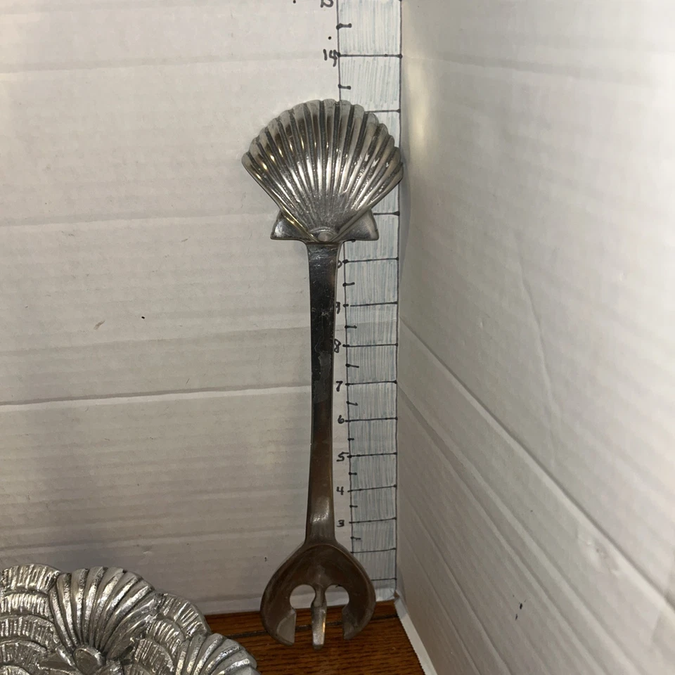GRAN PARA SERVIR/ENSALADERA Y UTENSILIOS DE ALUMINIO CON MOTIVO DE CONCHA MARINA Foto 3 de 4