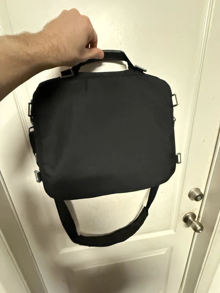 Bolso negro táctico Oakley para portátil AP Foto 4 de 4