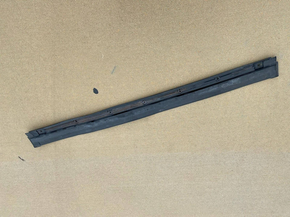 Резиновая отделка заднего бампера 1238852523 W123 240D 230 280CE 300CD 300D 300TD C123 617 - Изображение 3 из 4