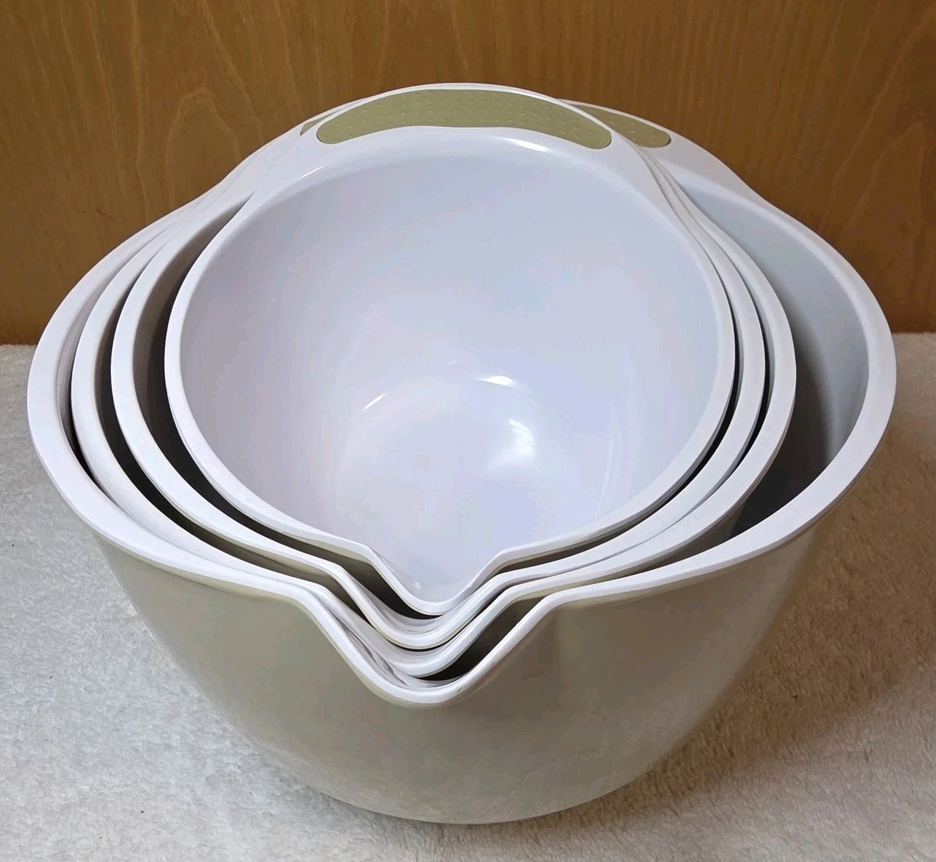 Set Of 4 Vintage Melamine Mixing Bowls With Pour Spouts And Grip Handles & Base