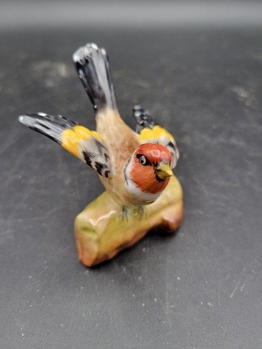 Vintage Crown Staffordshire Gold Finch Porcelain Bird Figurine Signed J T Jones - Picture 2 of 4