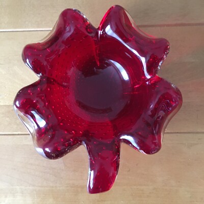 VINTAGE DEKORATIVES ROTES GLÜCK VIERBLÄTTRIGES KLEEBLATT STUDIO KUNST GLAS BONBONSCHALE