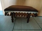 alte Hitsche Fussbank kleiner Hocker aus Holz Schemel gepolstert