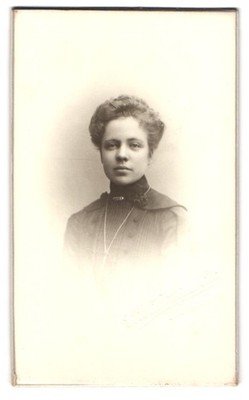 Fotografie C. Wikströms Eft., Norrköping, Drottninggatan 19-21, Portrait brünet 