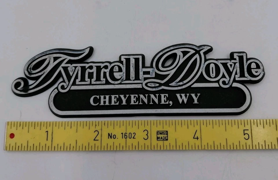 Emblema emblema plástico vintage Tyrrell-Doyle Chevrolet Cheyenne, WY Dealer 5,5" - Imagem 3 de 3