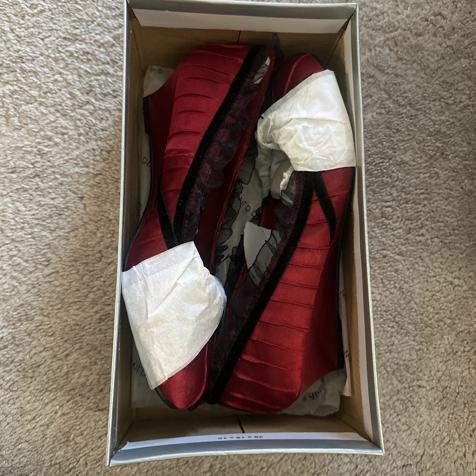 Zapatos cuñas satinadas rojas Foto 2 de 4