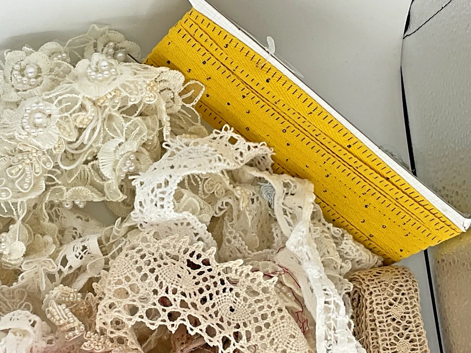 Enorme lote vintage de encaje y adornos surtidos Foto 4 de 4