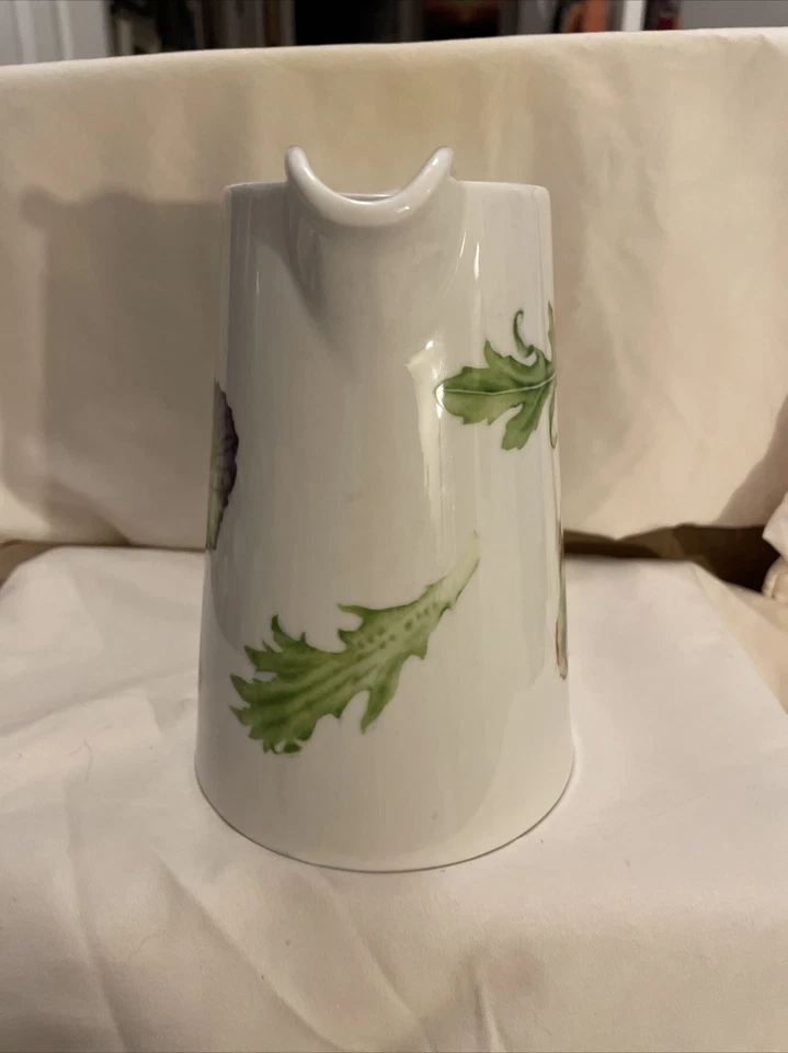 Jarra Wedgwood para FTD. Jarra de hojas y pensamientos de 6,5 pulgadas de alto. Hermoso Foto 2 de 4