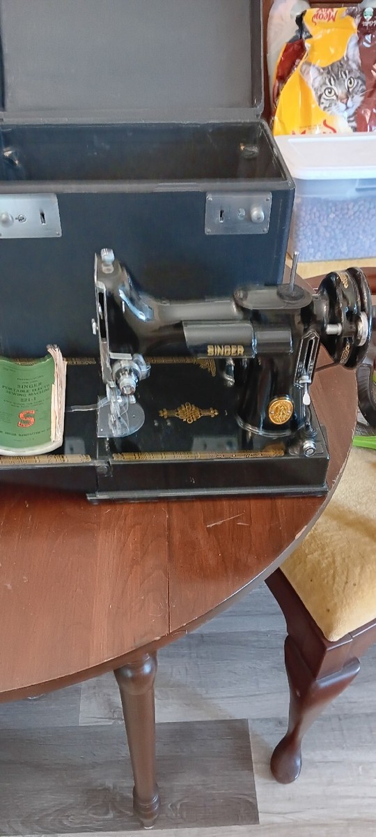 Singer Portable Electric Sewing Machine 221-1 (AG) Original Case 