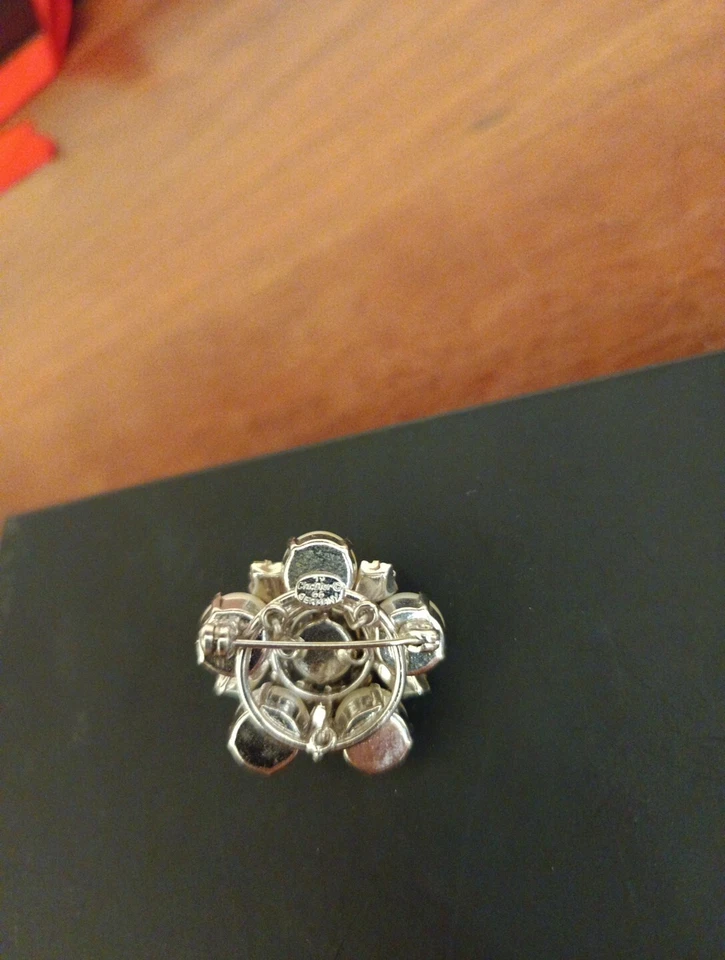 Broche Christian Dior 1962 Vintage Perlas Blancas Cristales Calado Floral Cúpula Foto 3 de 4