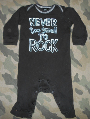 H&M Boys 4-6 M Longsleeve Footie Sleeper (Never Too Small To Rock)