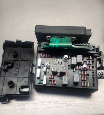 2005-2009 Saab 9-7x GM Interior Cabin Junction Block Fuse Box w/ BCM 15208328