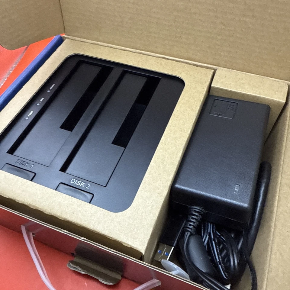 Estación de Acoplamiento de Disco Duro Doble Insignia NS-PCHDEDS19, Caja Abierta Foto 3 de 3