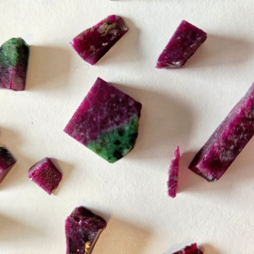 Rare Ruby & Zoisite 36 pieces / 90gms Natural Genuine Gems Gemstone Vibrant G3 - Picture 4 of 7