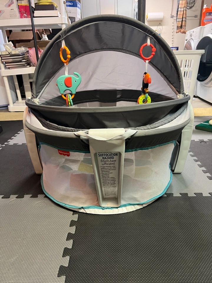Berço infantil portátil Fisher-Price On-the-Go Baby Dome com brinquedos cinza-petróleo - Imagem 2 de 4