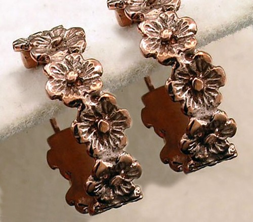 E007 Genuine Solid 9K Gold FLOWER Garland Hoop Earrings Blossoms Huggies - Picture 3 of 8