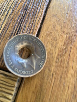 ERSTER WELTKRIEG DATIERT SCHRAPNELL BESCHÄDIGT BRITISCHE ONE PENNY MÜNZE GRABENKUNST SOUVENIR
