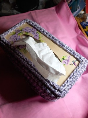 Taschentuch/Kleenex Box  gehäkelt  Deckel aus bedrucktem Holz mit Blumen Flieder