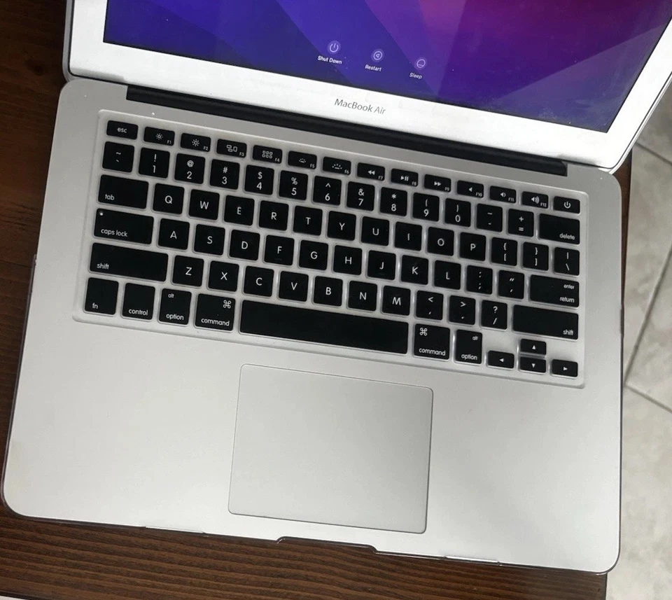 2015 Apple MacBook Air 7.2 13” 8GB/256GB SSD - (Silver) W/ Hardcase - Image 2 of 4