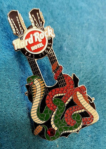 LAS VEGAS RED & GREEN COBRA SNAKES DN GUITAR JEWEL STONE Hard Rock Cafe PIN LE - Afbeelding 1 van 1