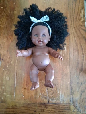 jolie poupée cheveux longs afro, env 30cm,robe verte à volant dentelle tbe - Photo 1/4